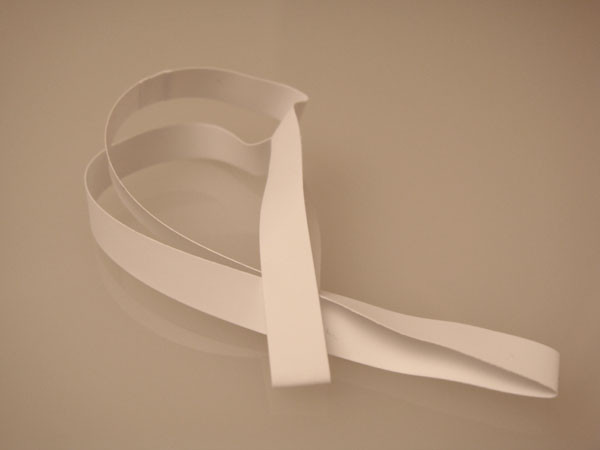 Dekorative Schleifen dehnbares Vinyl Weiß 25,5cm (50 Stück) [10CVLWT]